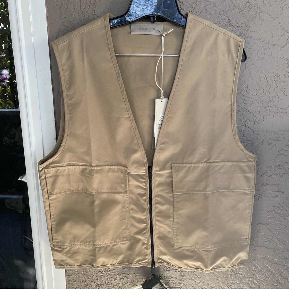 FEAR OF GOD ESSENTIALS Work Vest in Cotton Blend in Wheat size XS
